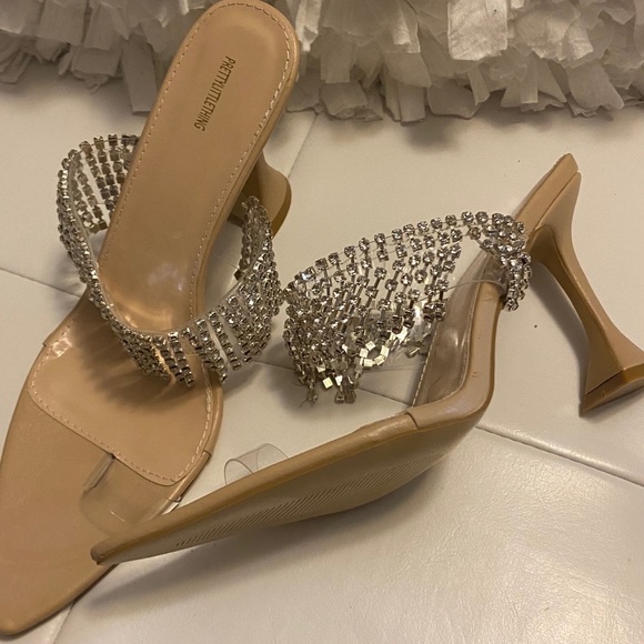 Nude toe loop heels - Picture 3 of 7